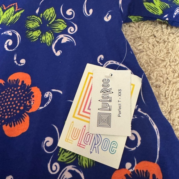 NWT LuLaRoe Perfect Tee w/flirty side slits & flattering half sleeve XXS - Picture 7 of 7